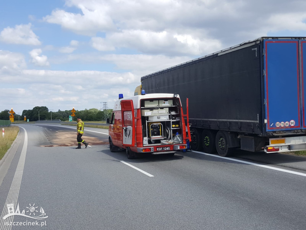 Olej napędowy rozlał się na drogę ekspresową