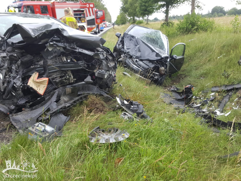Groźny wypadek na drodze krajowej nr 20: Czołowe zderzenie koło Drzonowa