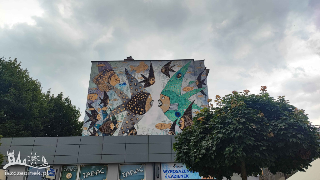 Szczecinek wzbogacił się o kolejny mural znanego artysty. Tym razem po elewacji… pływają ryby