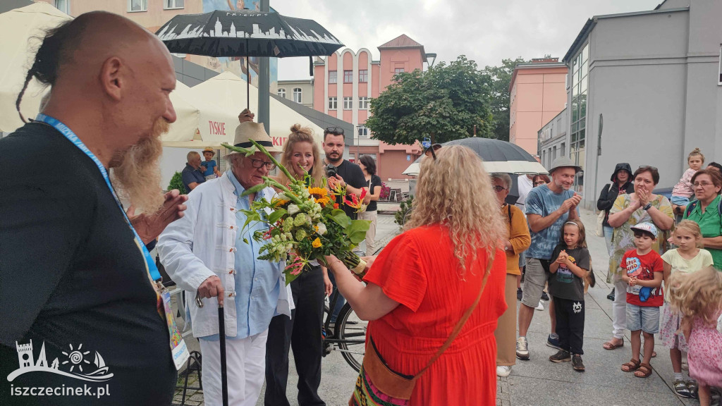 Szczecinek wzbogacił się o kolejny mural znanego artysty. Tym razem po elewacji… pływają ryby