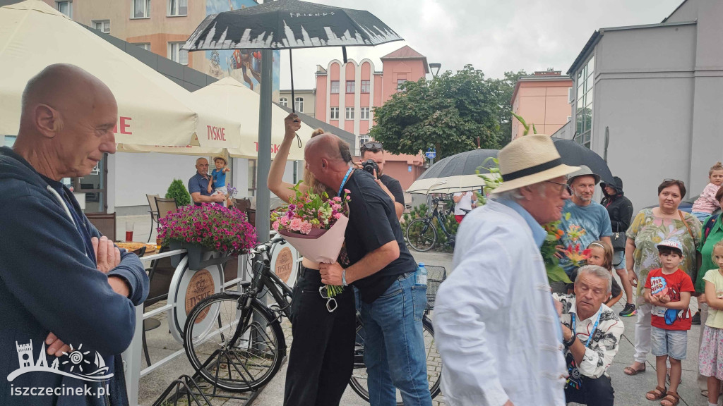 Szczecinek wzbogacił się o kolejny mural znanego artysty. Tym razem po elewacji… pływają ryby