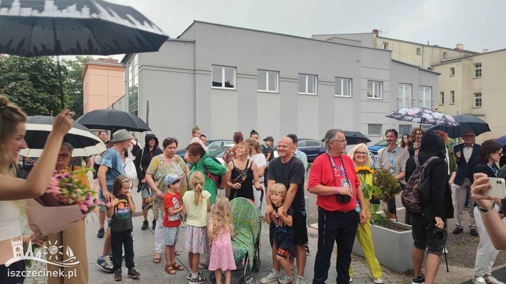 Szczecinek wzbogacił się o kolejny mural znanego artysty. Tym razem po elewacji… pływają ryby