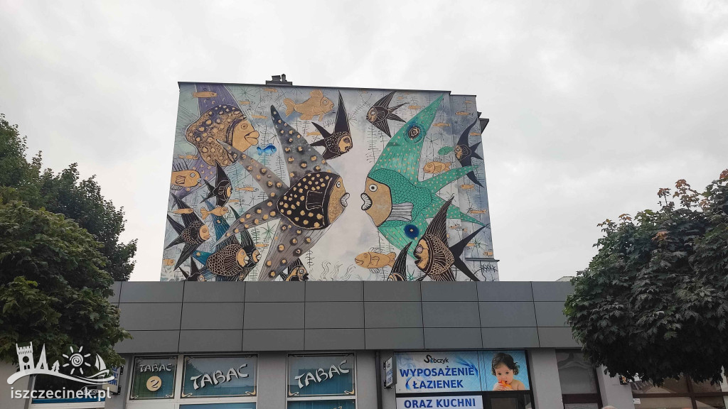 Szczecinek wzbogacił się o kolejny mural znanego artysty. Tym razem po elewacji… pływają ryby