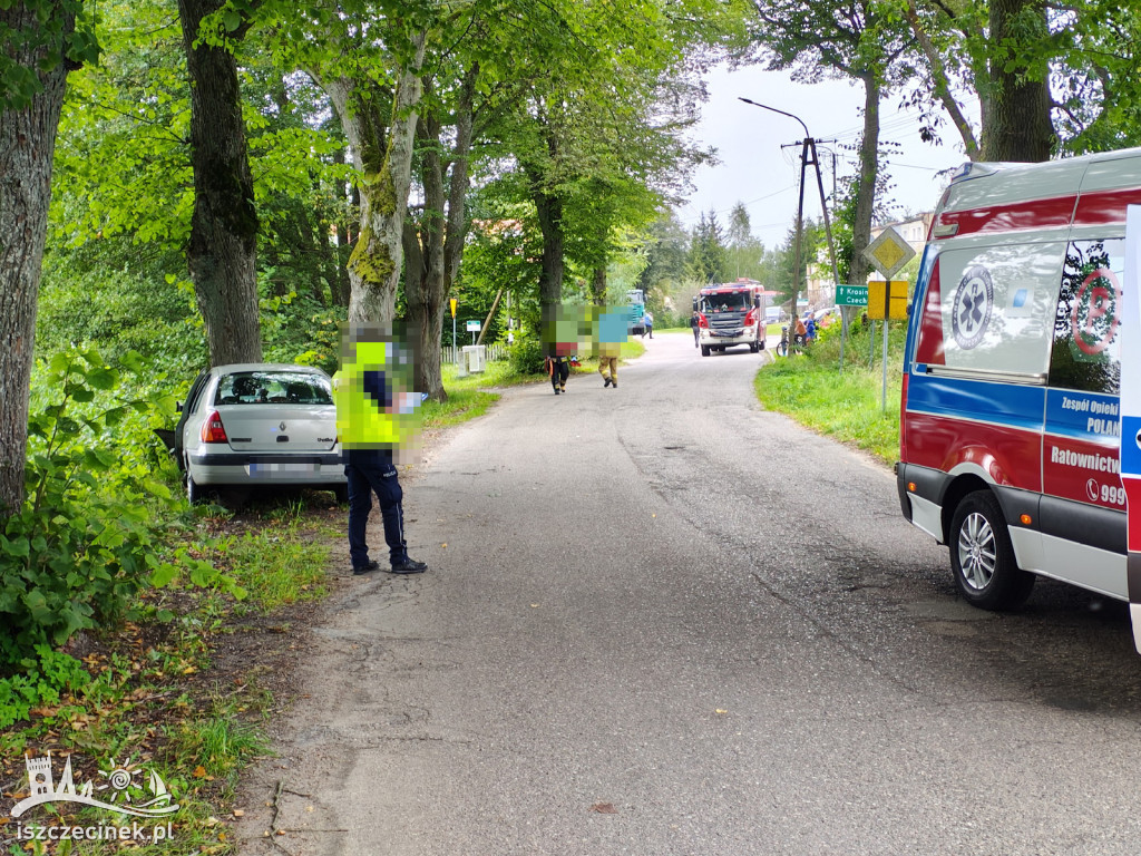 Wypadek w Mieszałkach. Samochód uderzył w drzewo