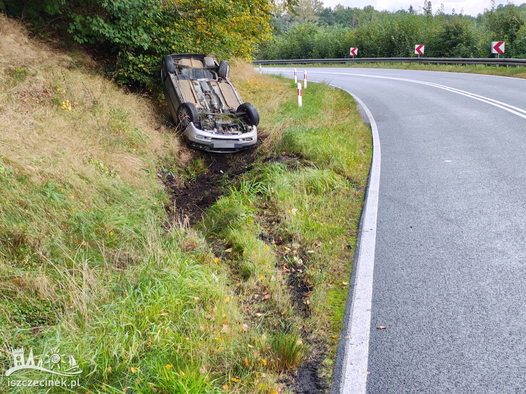 Plama oleju na DK20: dwa samochody w rowach, chaos na drodze!