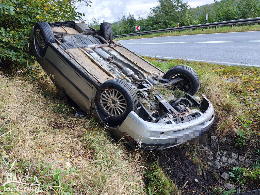 Plama oleju na DK20: dwa samochody w rowach, chaos na drodze!