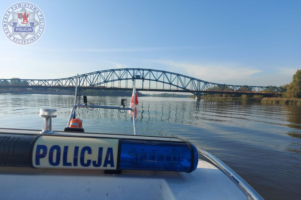 Policja i WOPR kontrolują wały Odry. Zakaz ruchu pieszych, rowerzystów i pojazdów do odwołania.