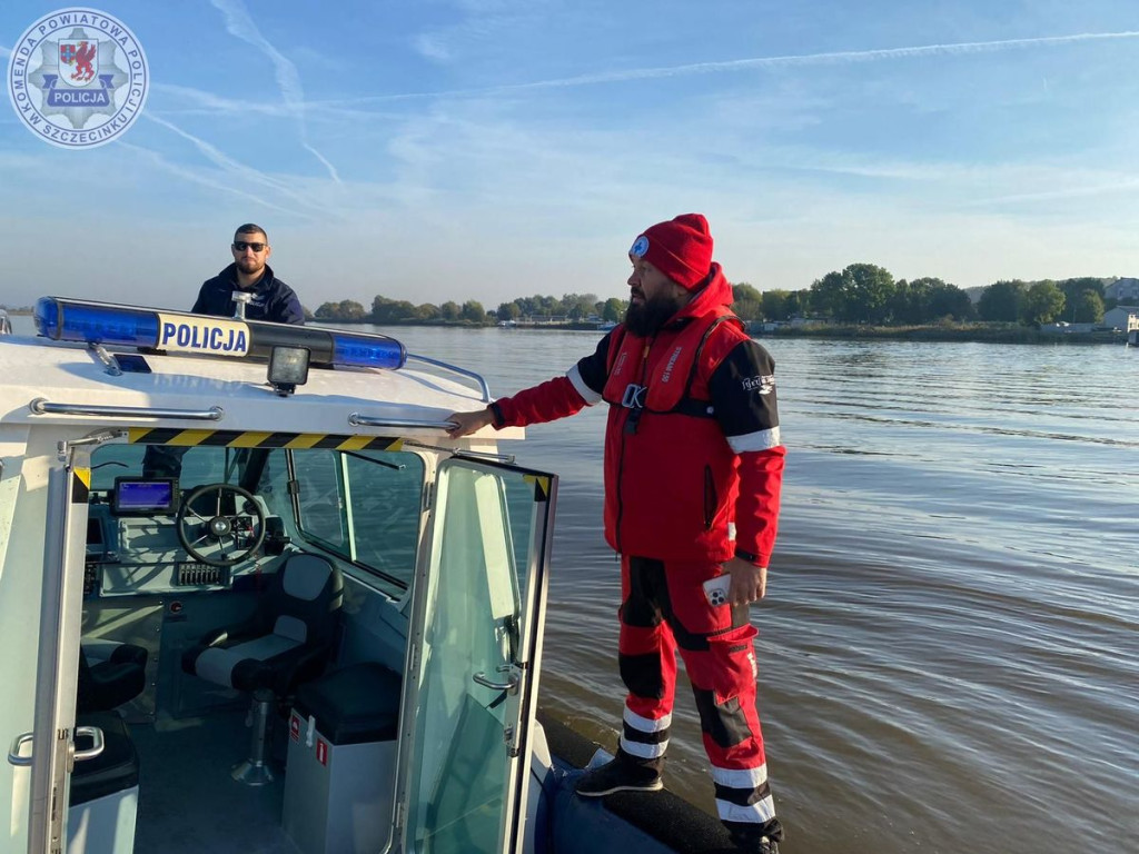 Policja i WOPR kontrolują wały Odry. Zakaz ruchu pieszych, rowerzystów i pojazdów do odwołania.