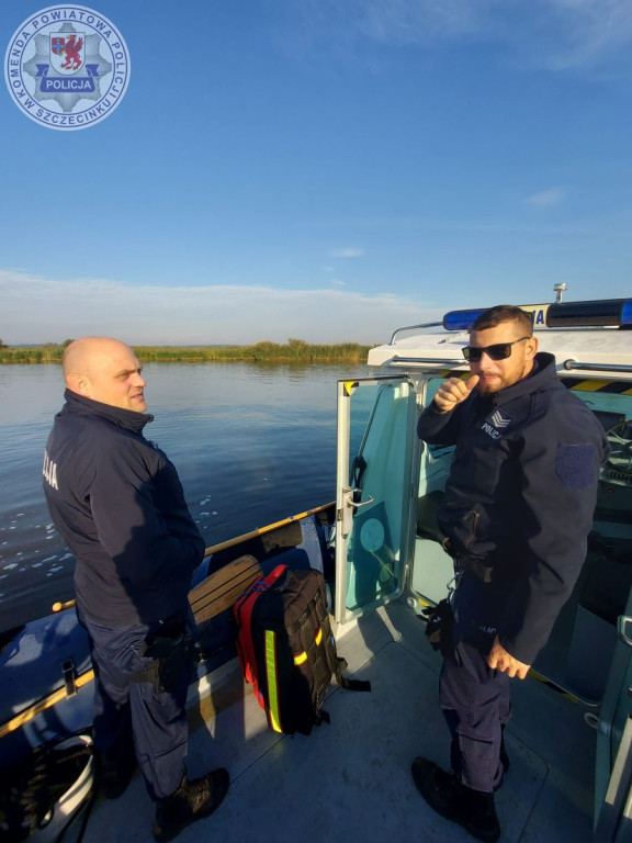 Policja i WOPR kontrolują wały Odry. Zakaz ruchu pieszych, rowerzystów i pojazdów do odwołania.