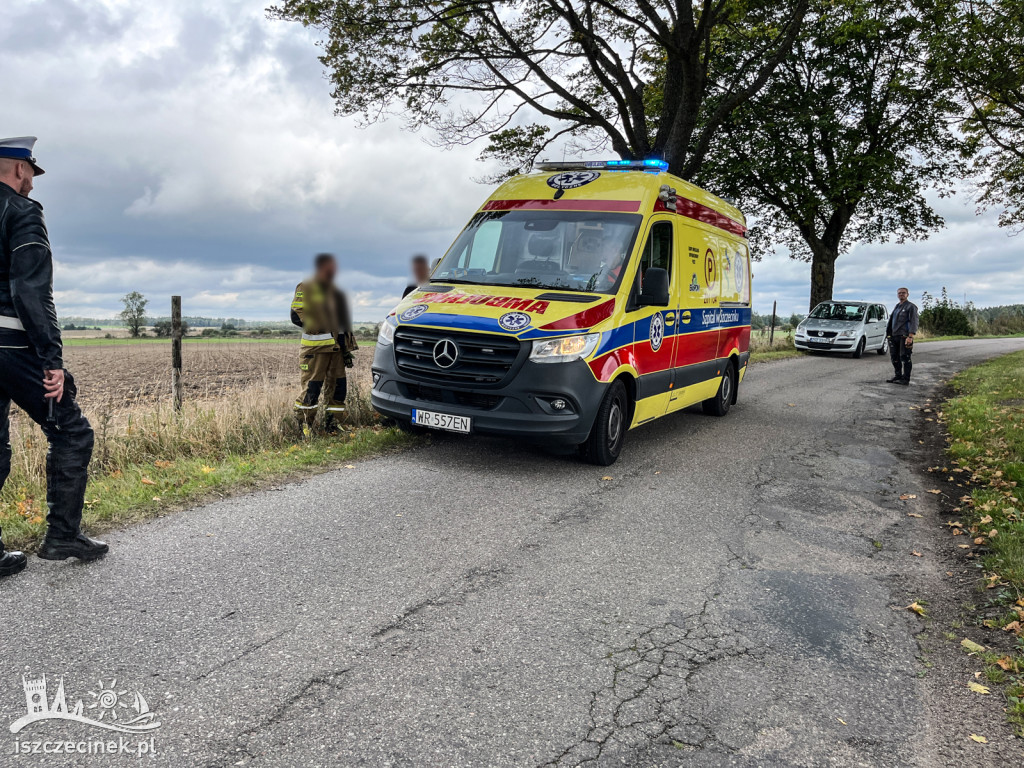 Opel uderzył w drzewo. Jedna osoba ranna