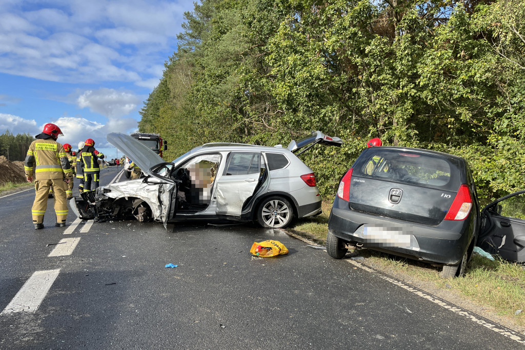 Tragiczny wypadek na DK11: dwie ofiary, zablokowana droga