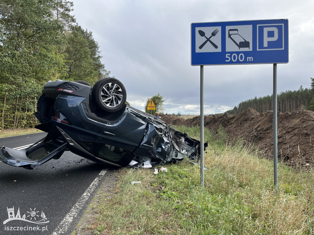 Tragiczny wypadek na DK11: dwie ofiary, zablokowana droga