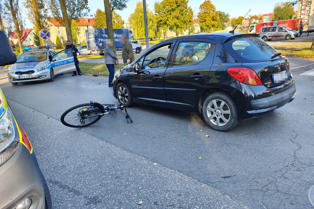 Wypadek na pasach. Rowerzysta potrącony przez dwa samochody