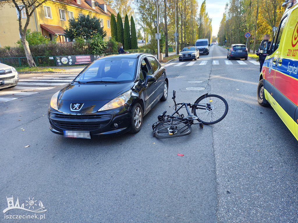 Wypadek na pasach. Rowerzysta potrącony przez dwa samochody