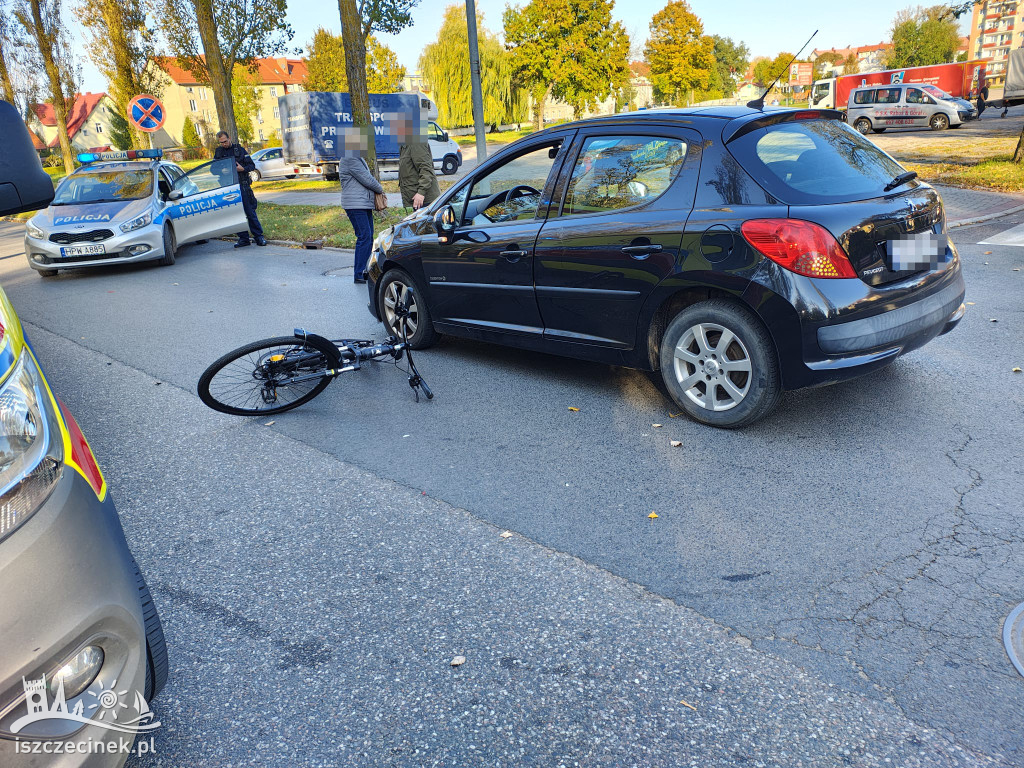 Wypadek na pasach. Rowerzysta potrącony przez dwa samochody