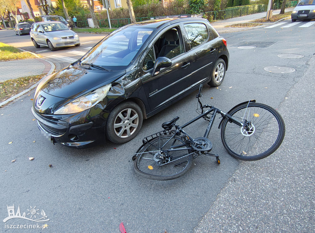 Wypadek na pasach. Rowerzysta potrącony przez dwa samochody