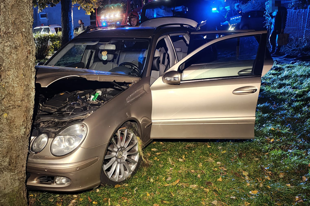 Groźny wypadek w Szczecinku – Mercedes uderzył w drzewo na osiedlu