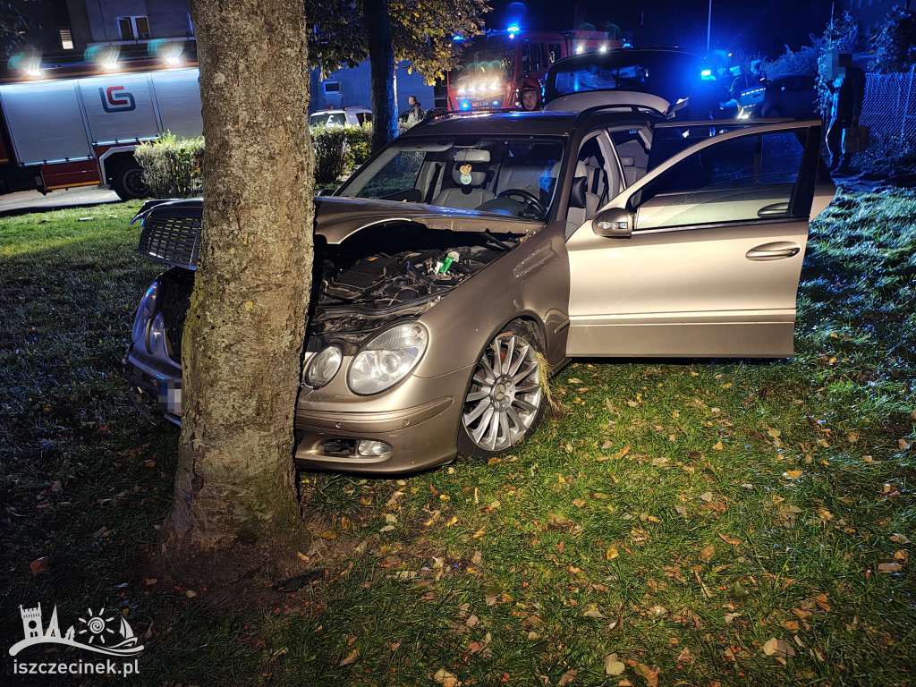 Groźny wypadek w Szczecinku – Mercedes uderzył w drzewo na osiedlu