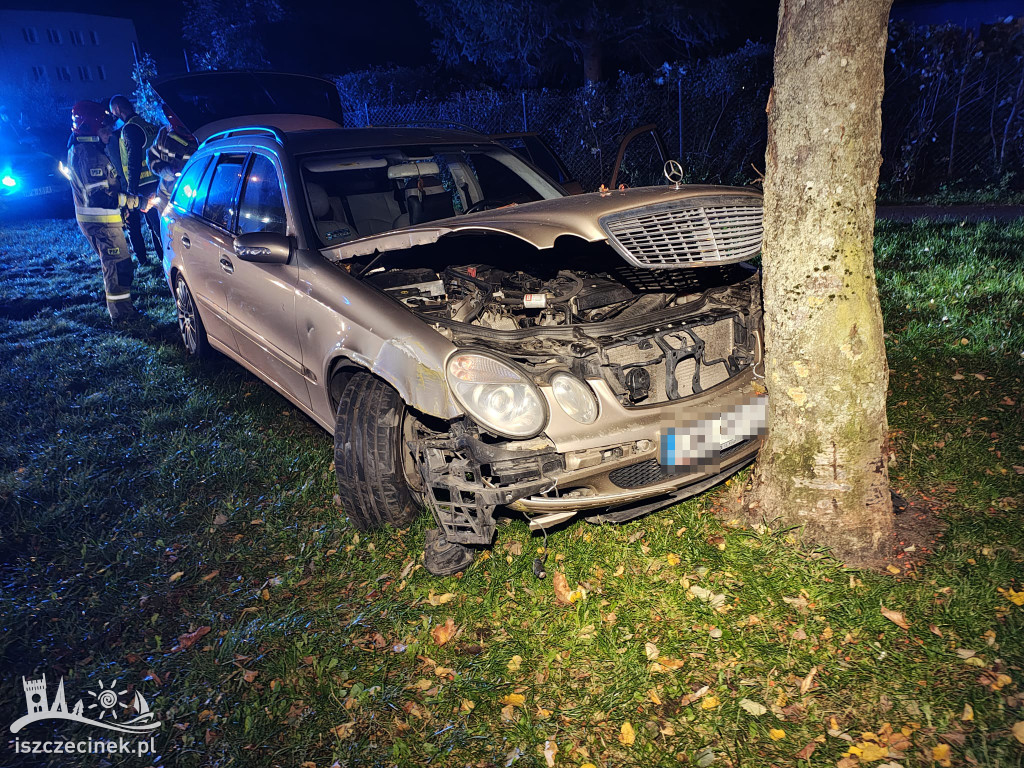 Groźny wypadek w Szczecinku – Mercedes uderzył w drzewo na osiedlu