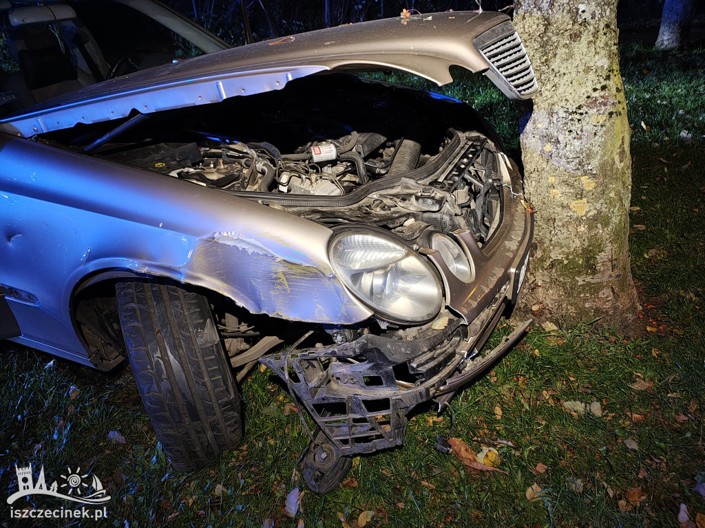 Groźny wypadek w Szczecinku – Mercedes uderzył w drzewo na osiedlu