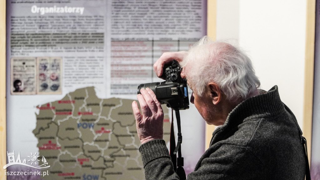 Poznaj historię wojskowych obozów internowania w Polsce w latach 1982-1983.