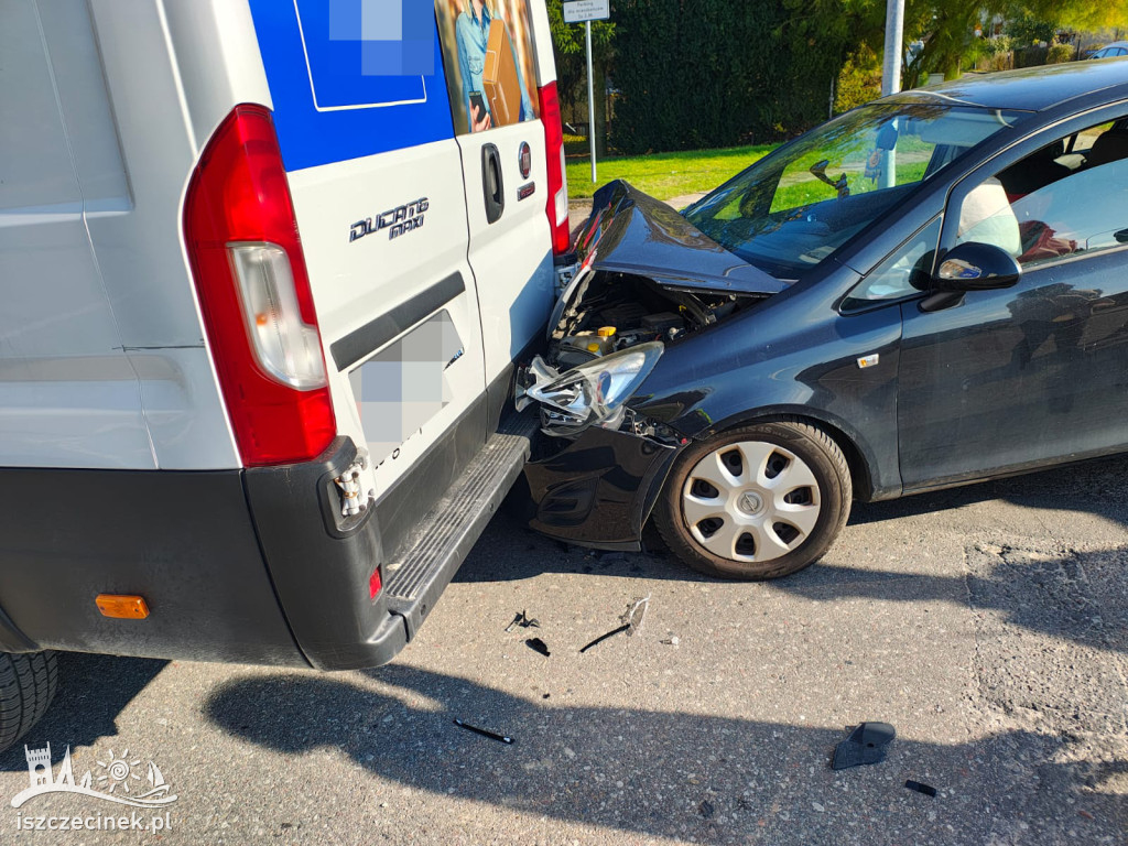 Stłuczka na Zachodzie. Osobówka uderzyła w busa