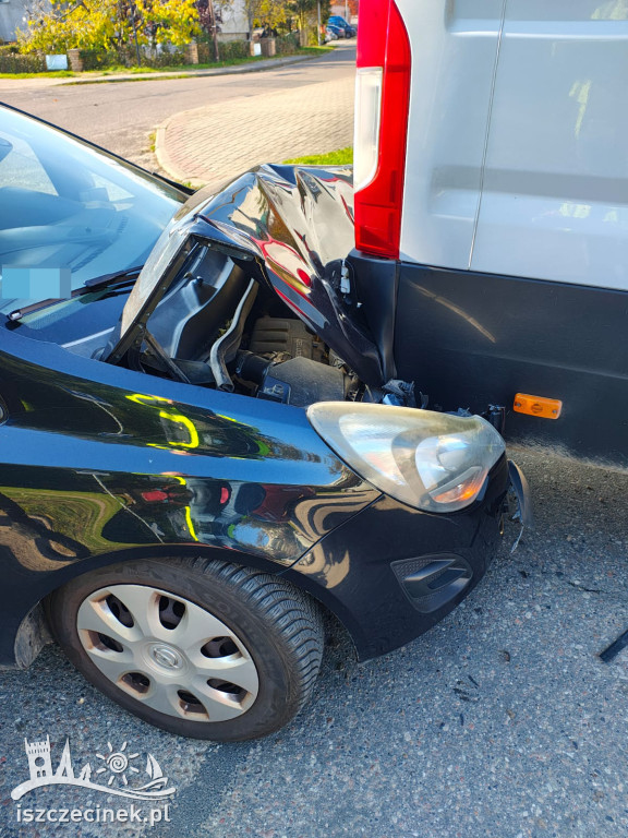 Stłuczka na Zachodzie. Osobówka uderzyła w busa