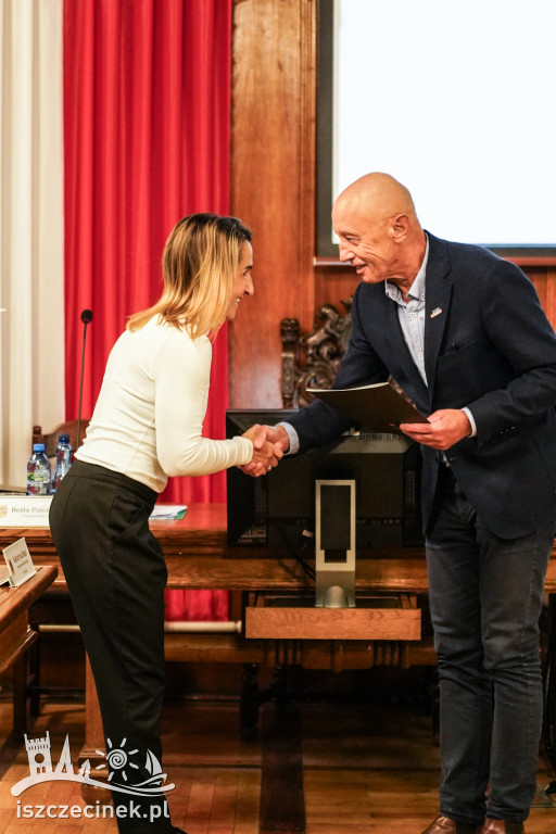 Burmistrz Szczecinka wręczył podziękowania lokalnym sportowcom za wyjątkowe osiągnięcia.