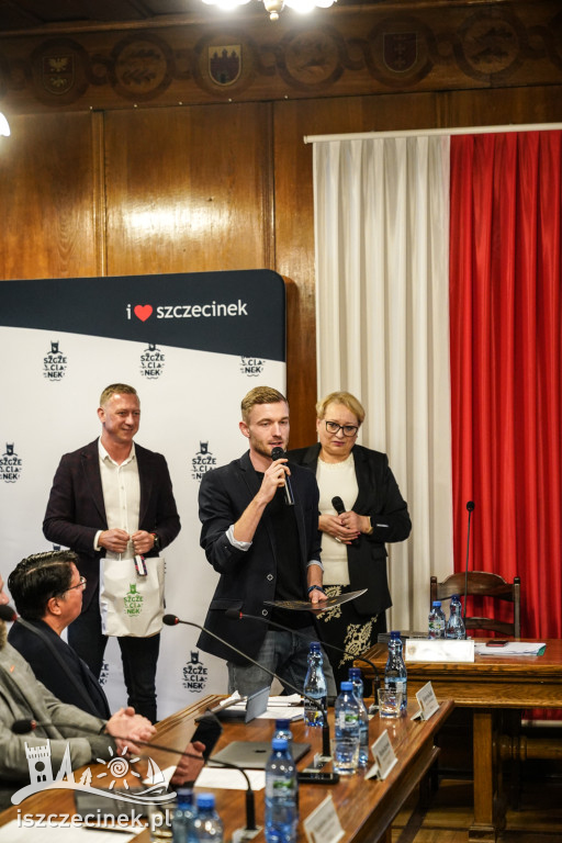 Burmistrz Szczecinka wręczył podziękowania lokalnym sportowcom za wyjątkowe osiągnięcia.