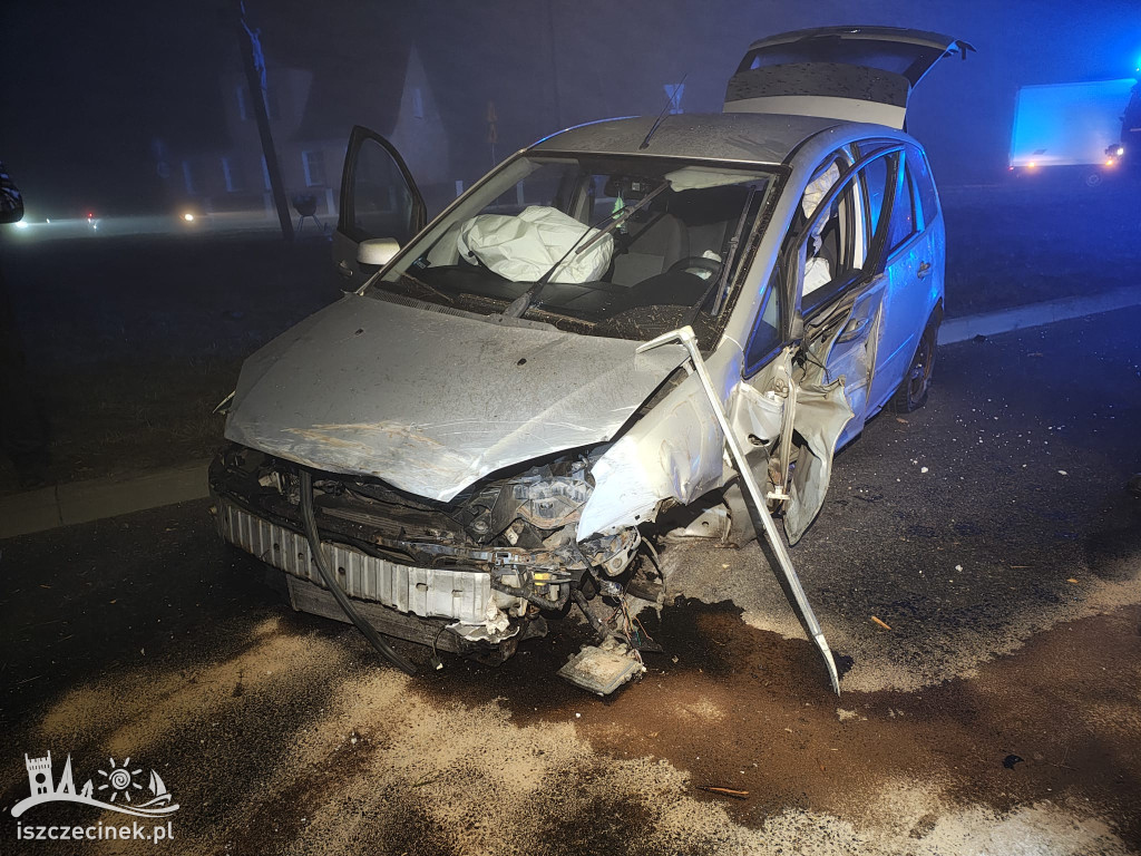 Ford uderzył w budynek. Kierowca uciekł