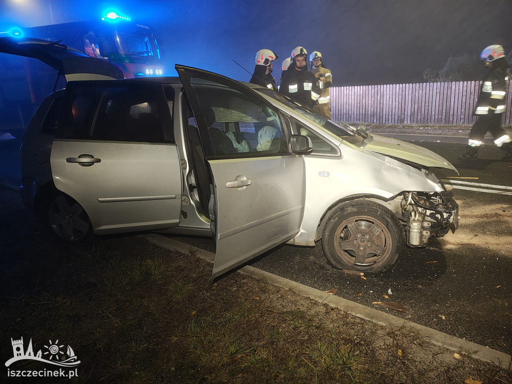 Ford uderzył w budynek. Kierowca uciekł