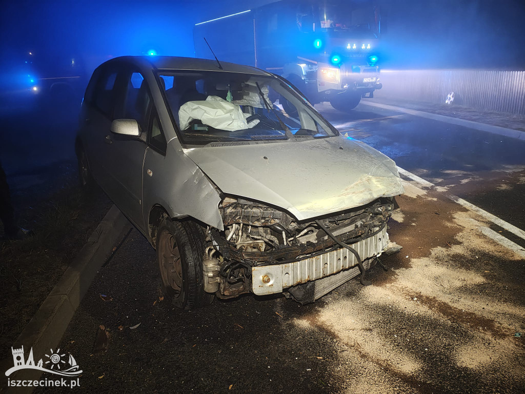 Ford uderzył w budynek. Kierowca uciekł