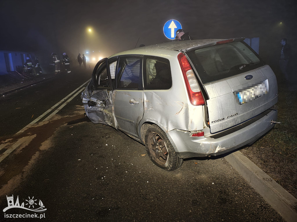 Ford uderzył w budynek. Kierowca uciekł