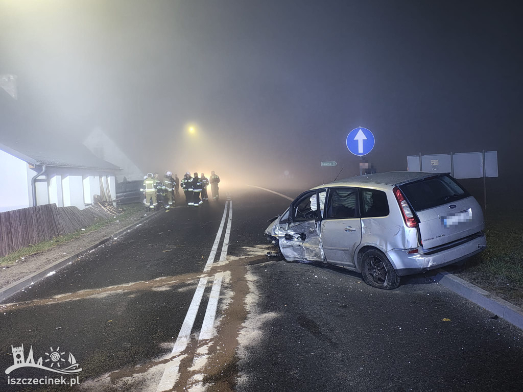 Ford uderzył w budynek. Kierowca uciekł