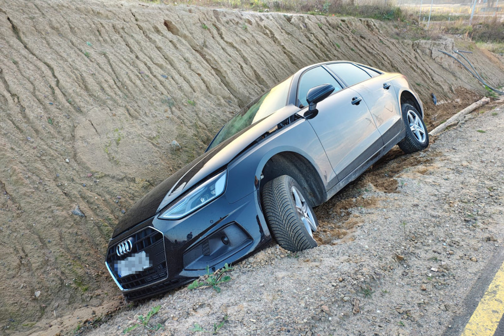 Za szybko na zakręcie. Audi w rowie