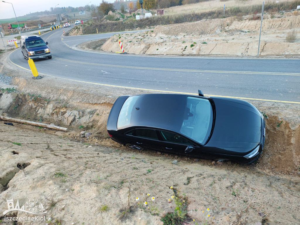 Za szybko na zakręcie. Audi w rowie