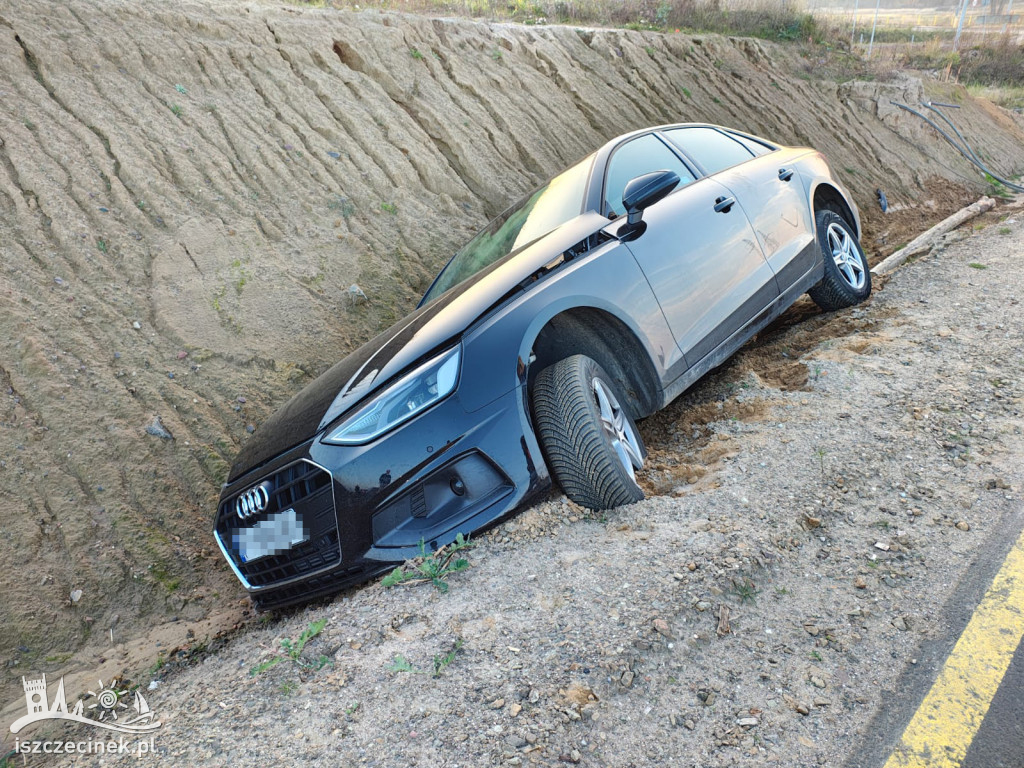 Za szybko na zakręcie. Audi w rowie