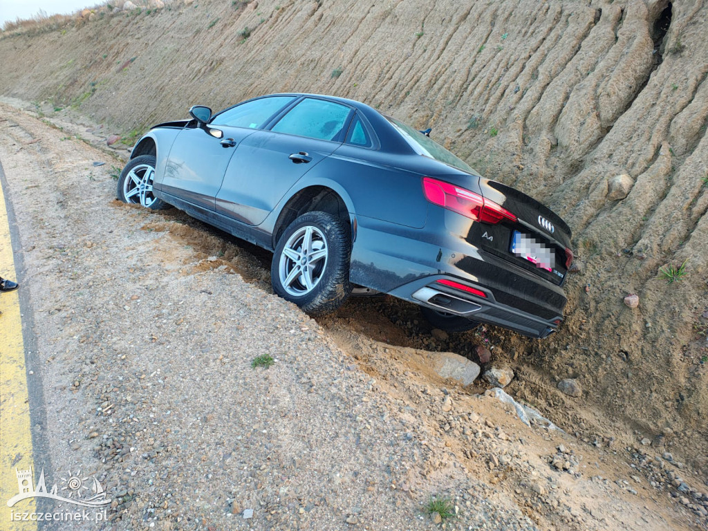 Za szybko na zakręcie. Audi w rowie