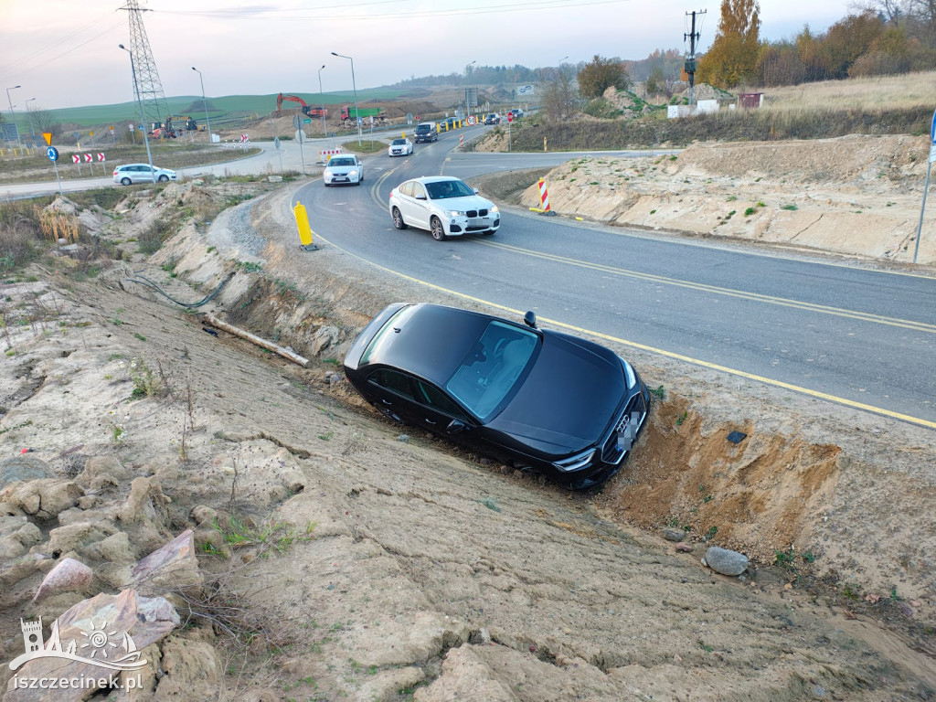 Za szybko na zakręcie. Audi w rowie