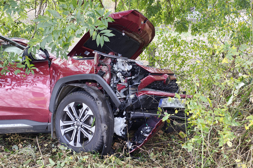 Wypadek w gminie Borne Sulinowo. Toyota uderzyła w drzewo, a kierowca trafił do szpitala.