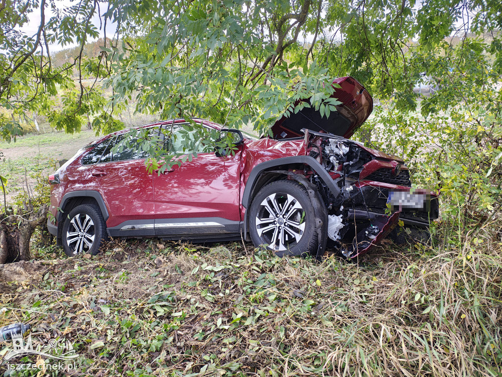 Wypadek w gminie Borne Sulinowo. Toyota uderzyła w drzewo, a kierowca trafił do szpitala.