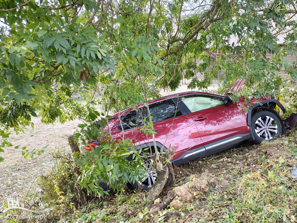 Wypadek w gminie Borne Sulinowo. Toyota uderzyła w drzewo, a kierowca trafił do szpitala.