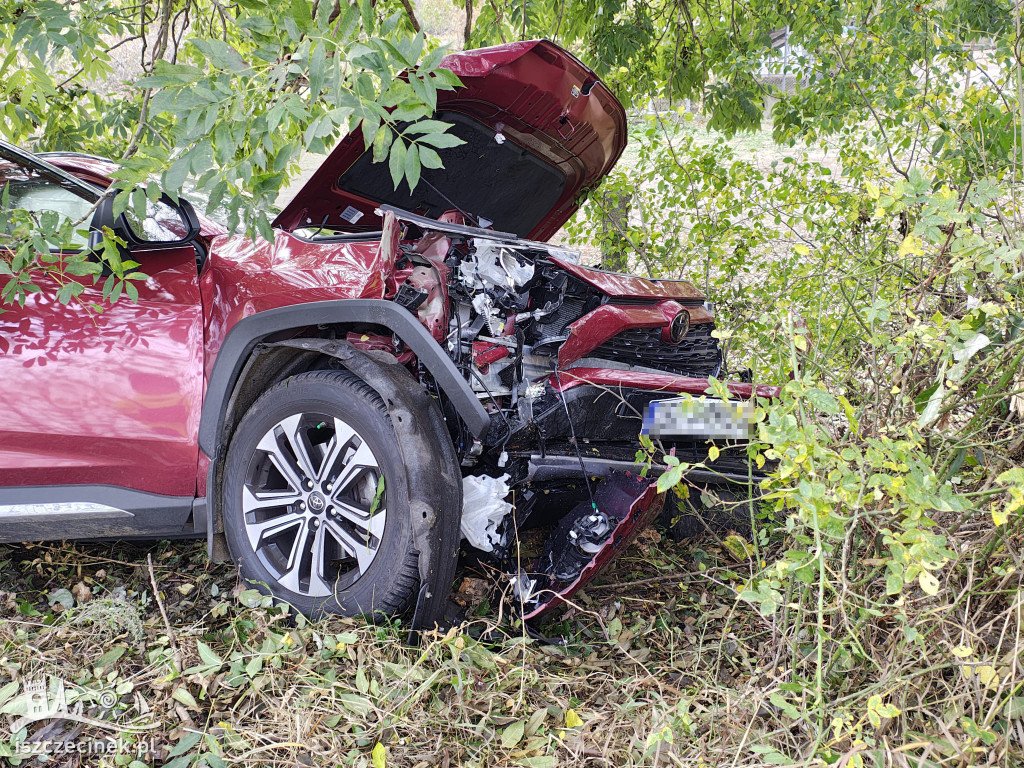 Wypadek w gminie Borne Sulinowo. Toyota uderzyła w drzewo, a kierowca trafił do szpitala.