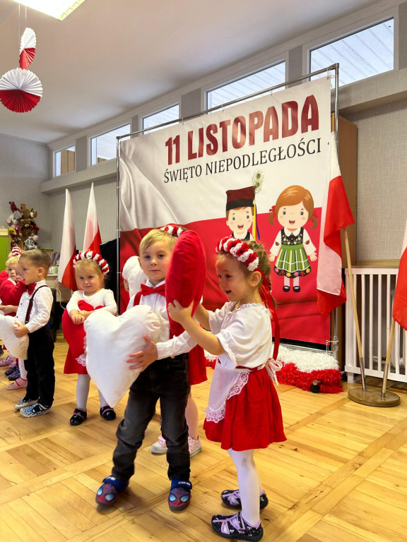 Maluchy oddają hołd Piłsudskiemu – ich gesty mówią więcej niż słowa