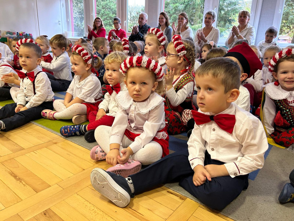 Maluchy oddają hołd Piłsudskiemu – ich gesty mówią więcej niż słowa