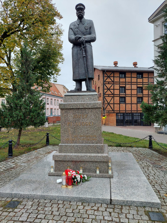 Maluchy oddają hołd Piłsudskiemu – ich gesty mówią więcej niż słowa