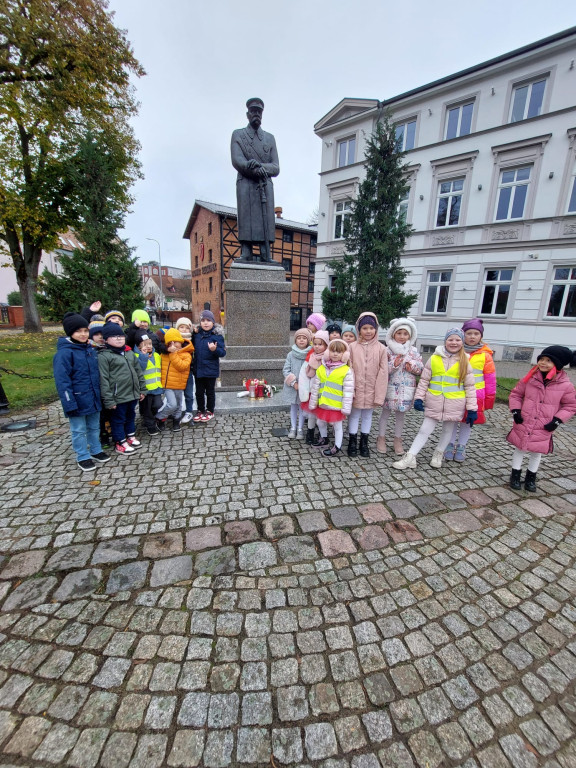 Maluchy oddają hołd Piłsudskiemu – ich gesty mówią więcej niż słowa