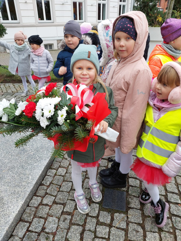 Maluchy oddają hołd Piłsudskiemu – ich gesty mówią więcej niż słowa