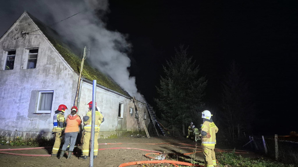 Groźny pożar w Kiełpinie: Strażacy uratowali budynek mieszkalny!