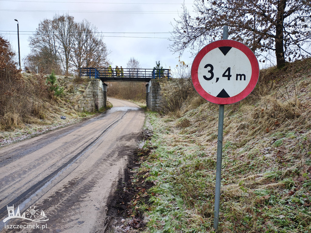 Fatalny błąd operatora koparki. Maszyna uderzyła w wiadukt kolejowy